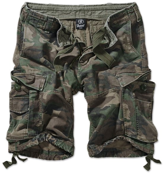 Korte broek met camouflageprint in groen en bruin, met meerdere cargozakken en aantrekkoordjes aan de pijpen.