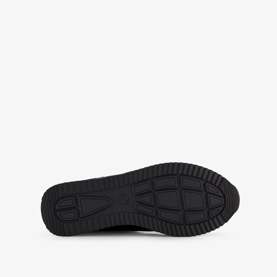 Zool van een zwarte sneaker met profiel.