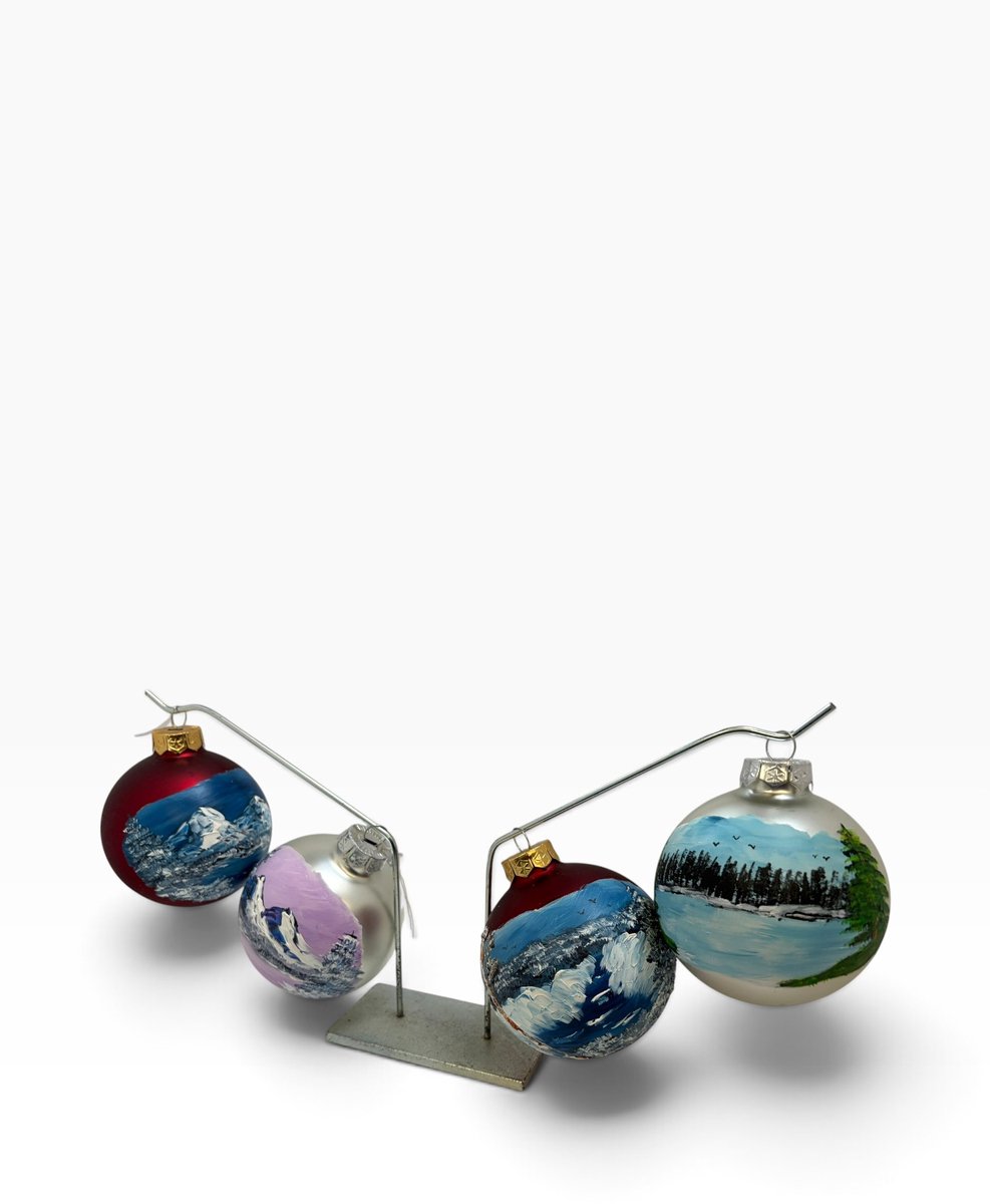 Set van 4 Handbeschilderde Kerstballen – 8 cm – Bob Ross Stijl – Riek van de Bor – Rood, paars, zilver, blauw, groen & Wit – Met Glitter