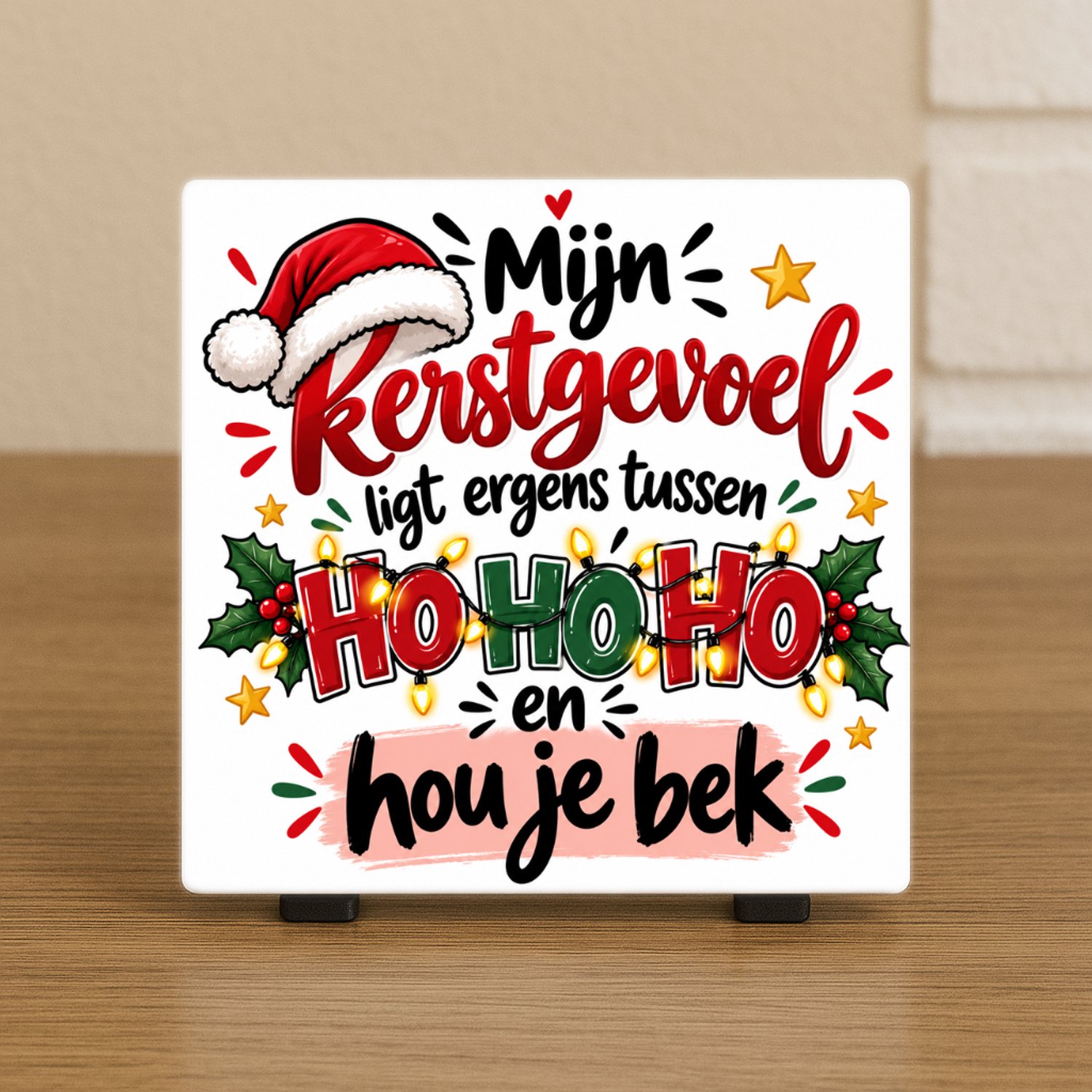 CreaCraft Wenstegeltje "Mijn kerstgevoel ligt ergens tussen HOHOHO en hou je bek." - Tegeltjes met tekst - Kerst - Decoratie - Incl standaard - Brievenbus cadeau - CreaCraft - Spreuktegel