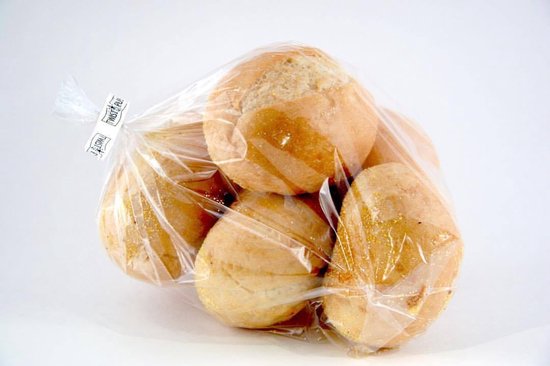 Zak met bruine broodjes, verzegeld met een witte 'TWIST & PULL' sluitstrip.
