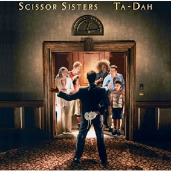 Albumhoes van Scissor Sisters Ta-Dah: een man in smoking staat voor een lift met andere mensen in een lobby.