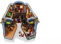 Geopende LEGO boekensteun met twee verdiepingen, wenteltrap, boekenplanken en twee minifiguren.