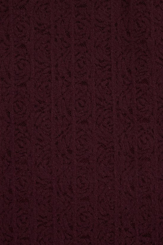 Detailopname van de bordeauxrode kant met een subtiel bloemenpatroon.