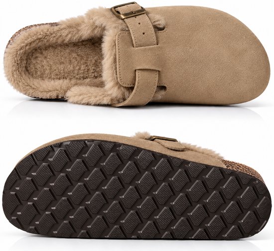 Bovenaanzicht van een beige gevoerde clog en onderzijde van de stevige profielzool.