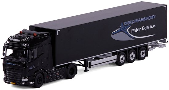 Schuin vooraanzicht van een zwarte DAF XG vrachtwagen met 'Sneltransport Pater Ede b.v.' belettering.