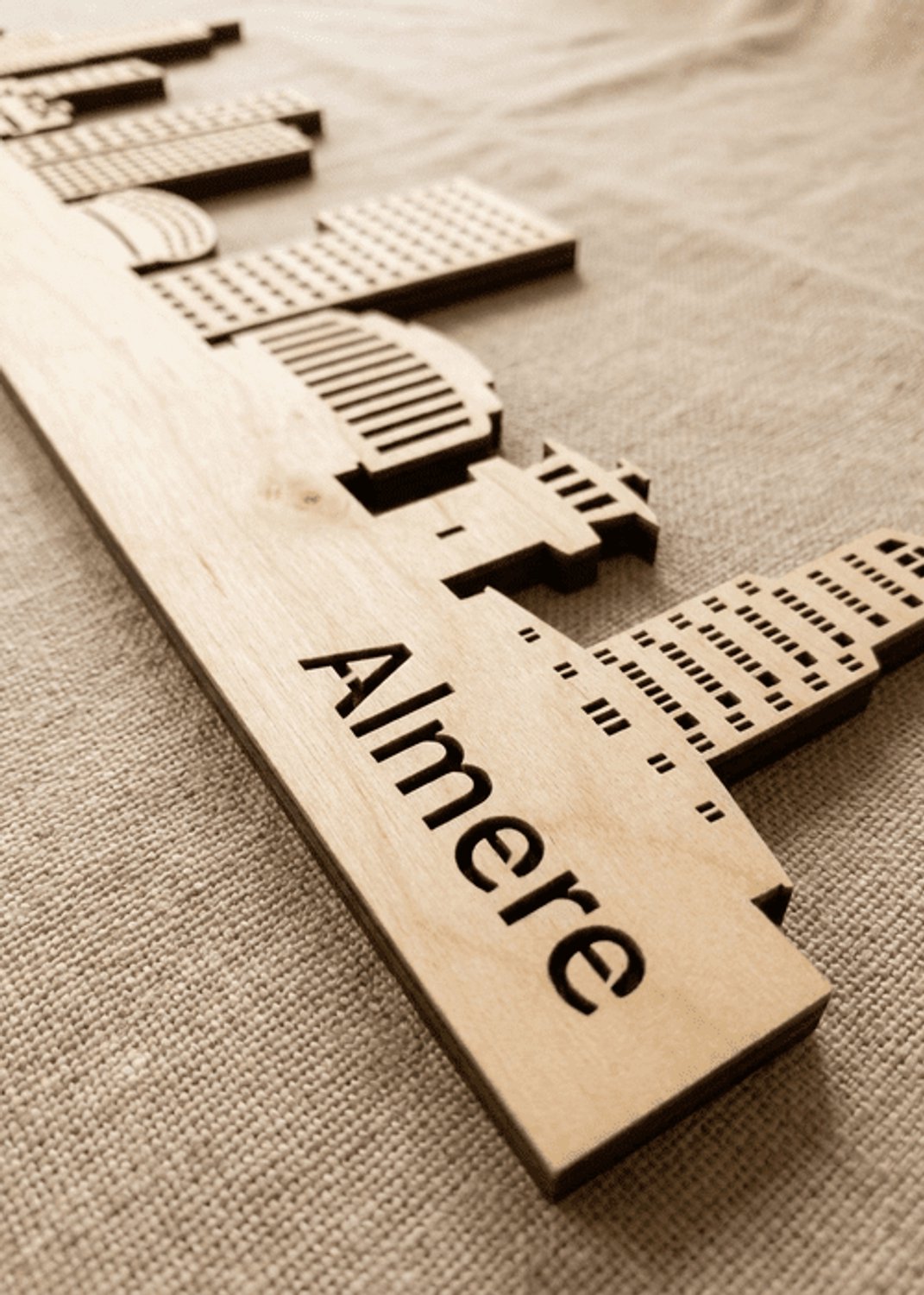 Houten Skyline Almere | Wanddecoratie voor aan de muur | Berken | 70 x 15 cm