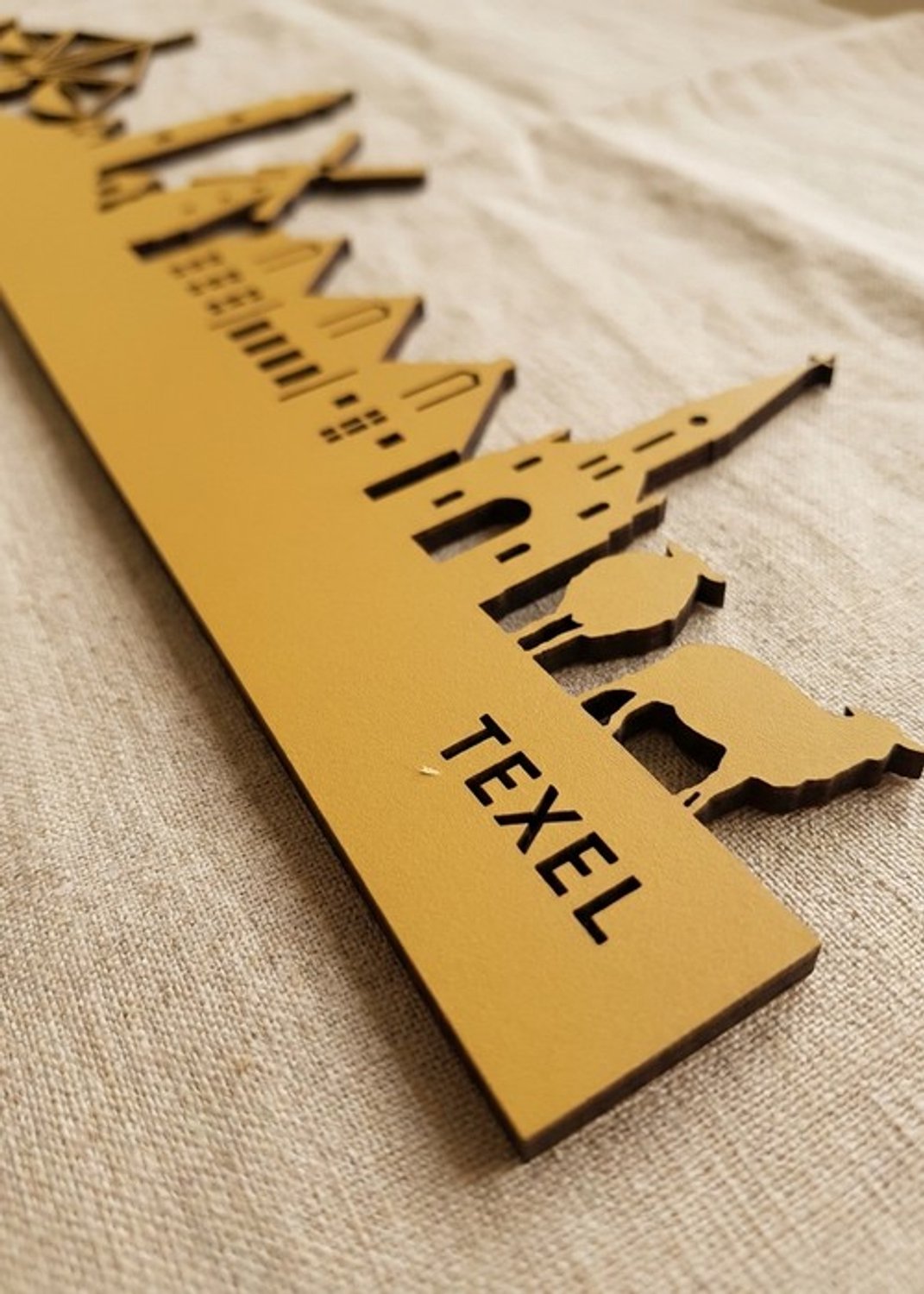 Houten Skyline Texel | Wanddecoratie voor aan de muur | Geel MDF | 70 x 14 cm