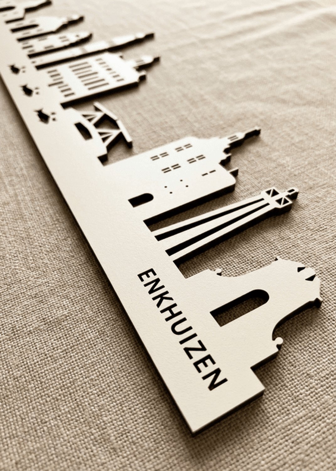 Houten Skyline Enkhuizen | Wanddecoratie voor aan de muur | Wit MDF | 70 x 15 cm