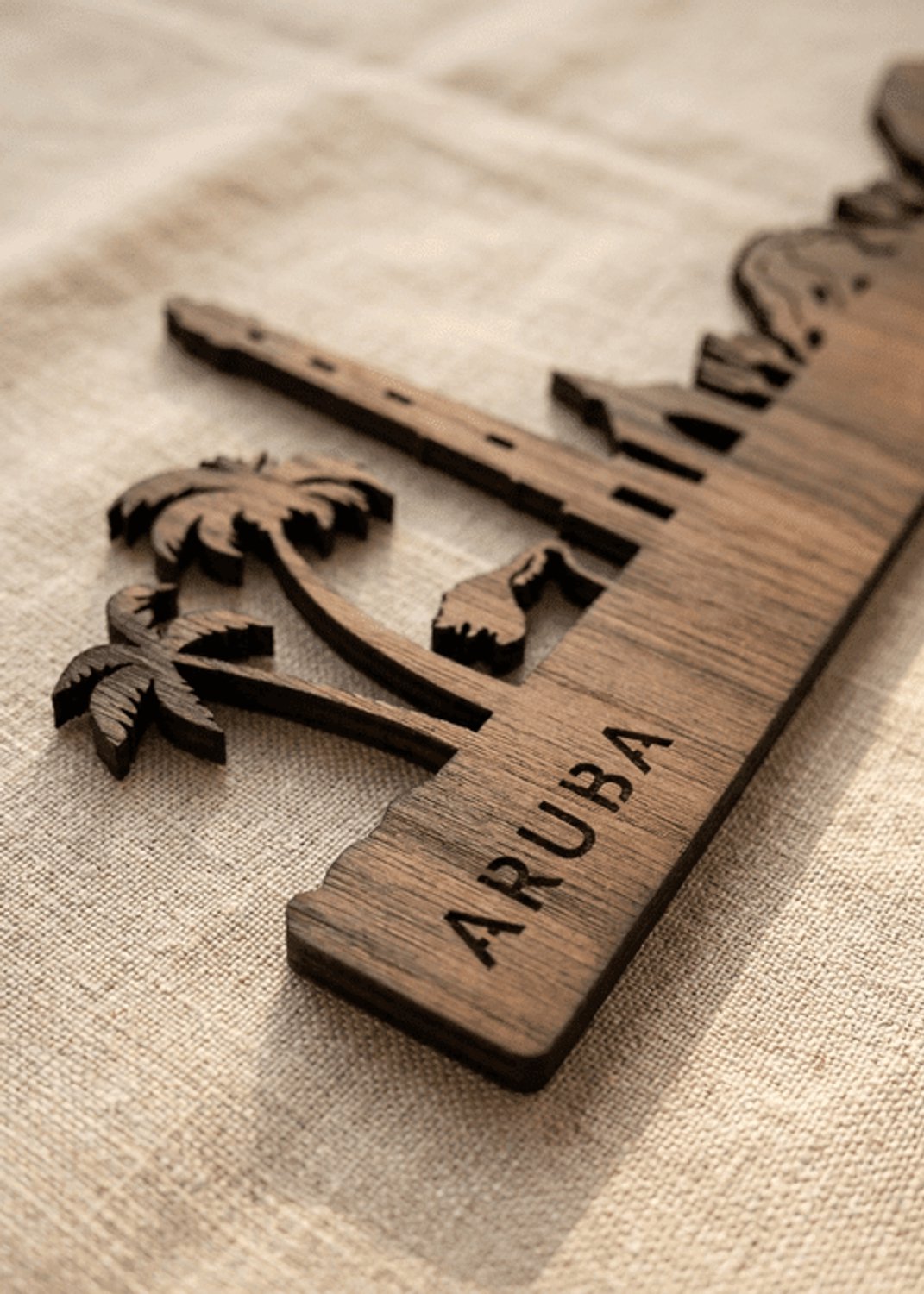 Houten Skyline Aruba | Wanddecoratie voor aan de muur | Noten | 70 x 14 cm