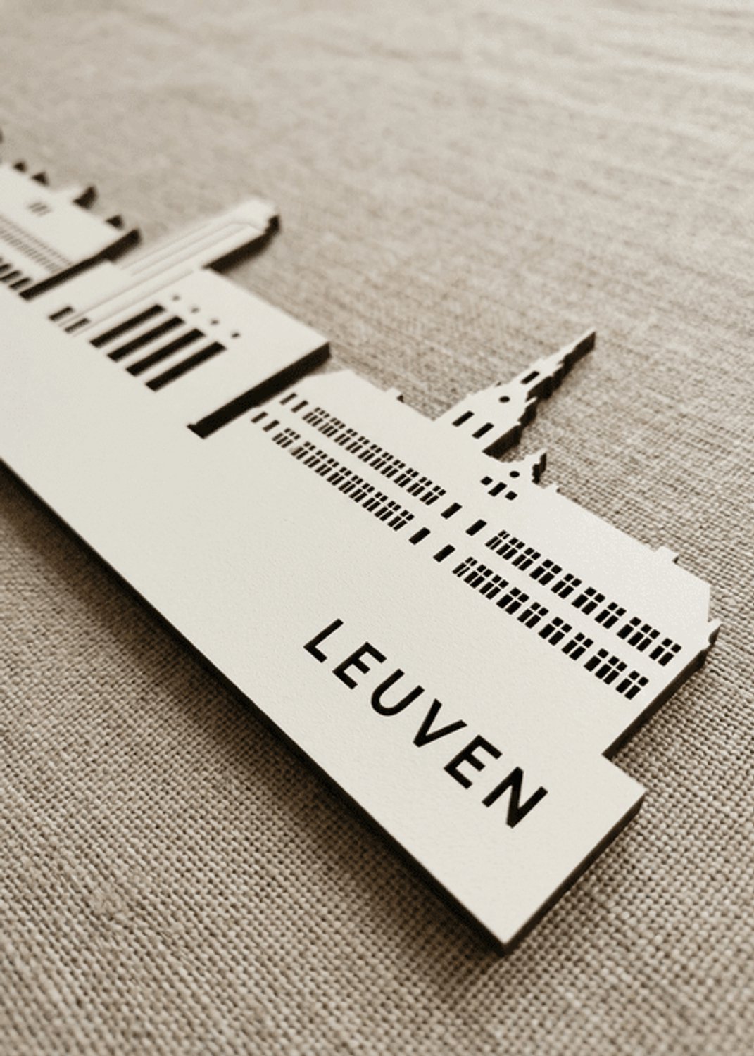 Houten Skyline Leuven | Wanddecoratie voor aan de muur | Wit MDF | 100 x 19 cm
