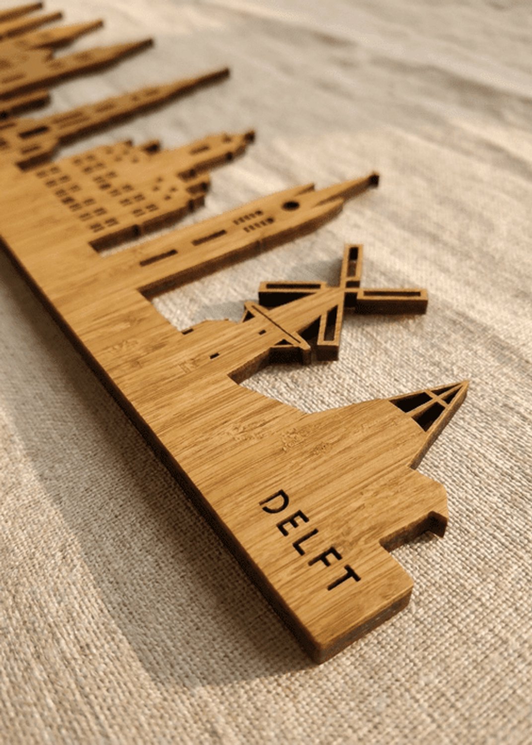 Houten Skyline Delft | Wanddecoratie voor aan de muur | Bamboe | 70 x 16 cm