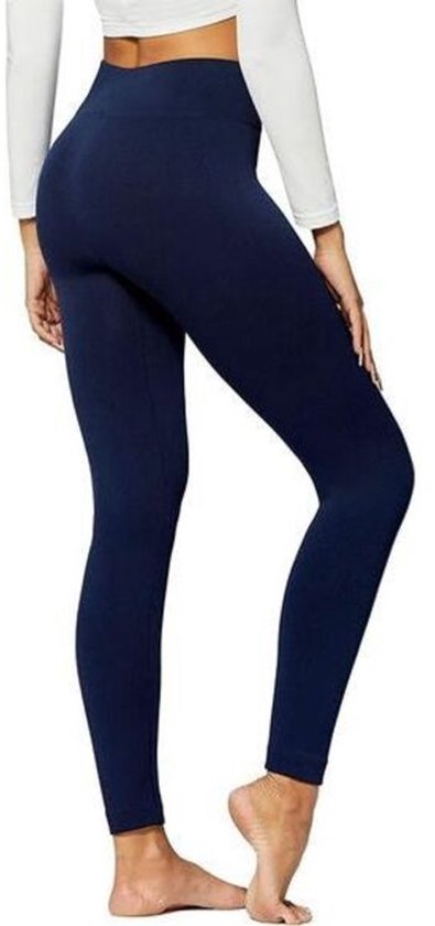 Achteraanzicht van een model in een donkerblauwe legging met hoge taille en wit shirt.