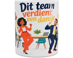 Mok met quote 'Dit team verdient een dansje' en vierende collega's in kantoor Cadeau voor werk jubileum of teamuitje