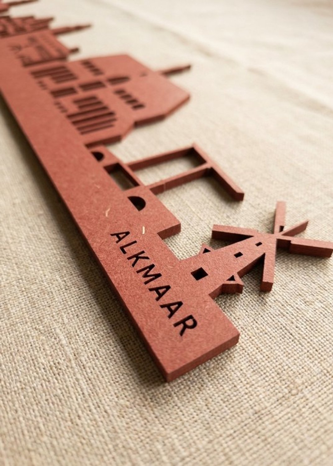 Houten Skyline Alkmaar | Wanddecoratie voor aan de muur | Rood MDF | 100 x 17 cm