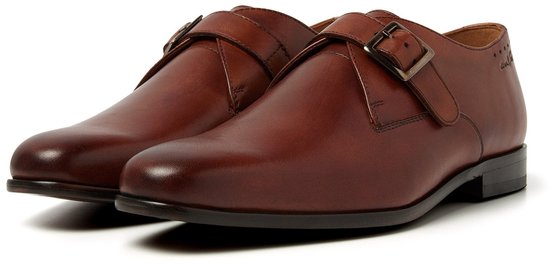 Bruine Vanlier gespschoenen in een schuine hoek op een witte achtergrond.