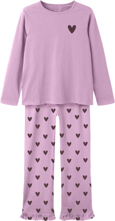 Roze NAME IT pyjamaset met hartjesprint en ruches aan de broekspijpen.