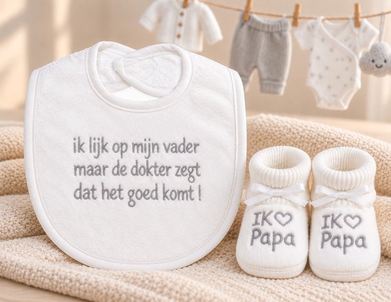 Petit Villain – 2-delige Baby Cadeauset Ik Lijk Op Mijn Vader – Slabbetje en Babyslofjes – Wit/Grijs – Grappig Kraamcadeau — afbeelding 2