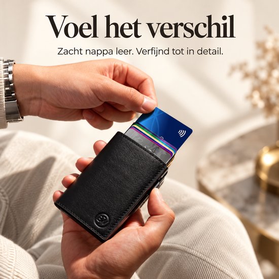 Porte-cartes en cuir nappa noir avec une carte bancaire bleue qui sort.