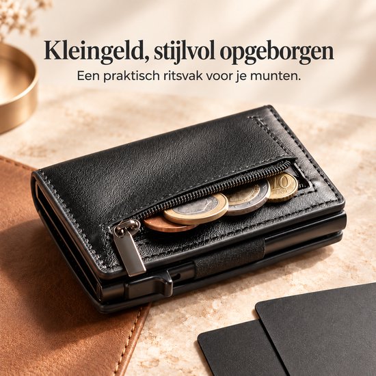 Porte-cartes noir avec une poche zippée extérieure remplie de pièces de monnaie.