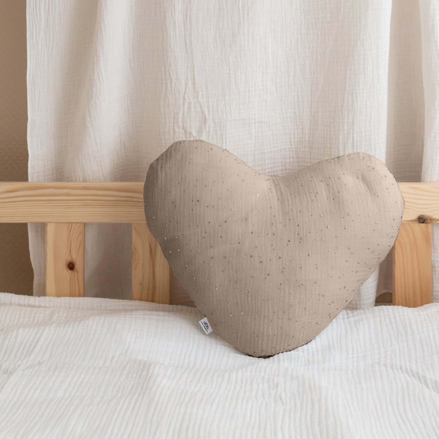 LILIMAUS Sierkussen hart met gouden details - mousseline katoen - lichtbeige