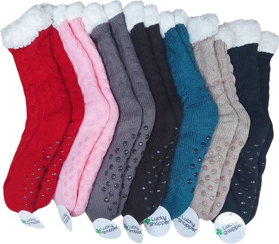 Diverse kleuren gebreide huissokken met kabelpatroon, witte fleece boord en antislip onder de voeten.