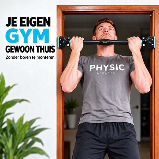 Man met grijze shirt en zwarte broek doet een pull-up aan een zwarte optrekstang met blauwe accenten.