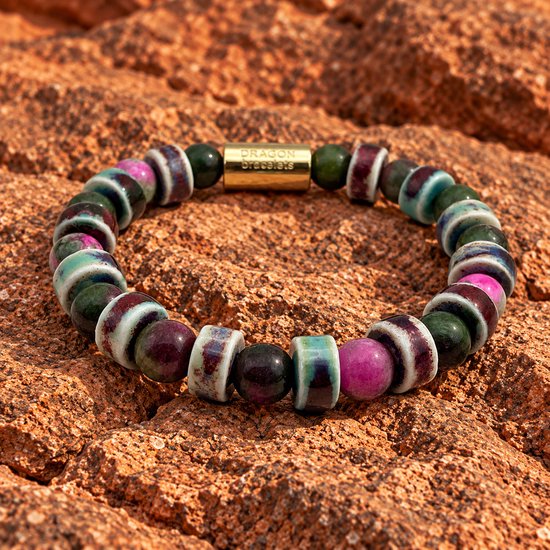 Armband met veelkleurige ronde stenen in paars, groen, en roze, afgewisseld met geglazuurde keramische kralen met witte accenten. Gouden sluiting met logo.