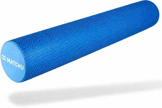 Blauwe foam roller van 90 cm lang, met het Matchu logo op de zijkant.