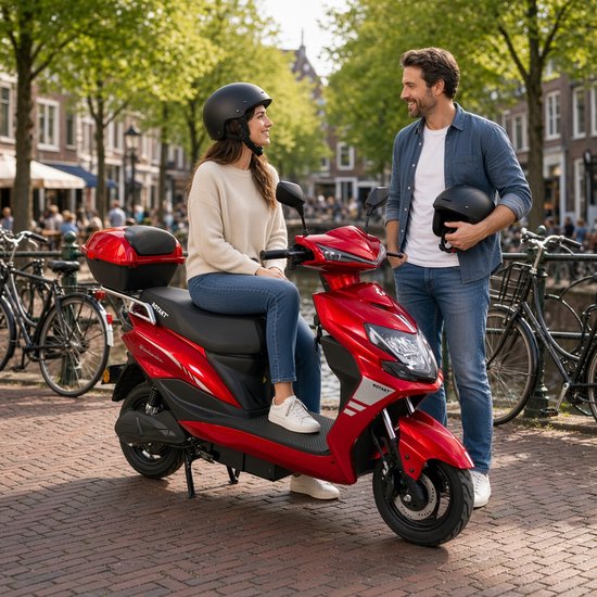 Man en vrouw met rode scooter op een straat met grachten en huizen.