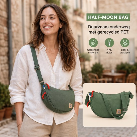 Vrouw met groene halve maan tas, gemaakt van gerecycled PET. De tas is licht en praktisch.