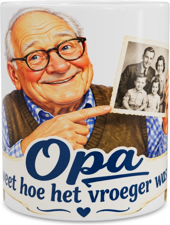 Witte mok met een lachende opa in een bruin vest, wijzend naar een zwart-wit familiefoto met tekst 'Opa weet hoe het vroeger was'.