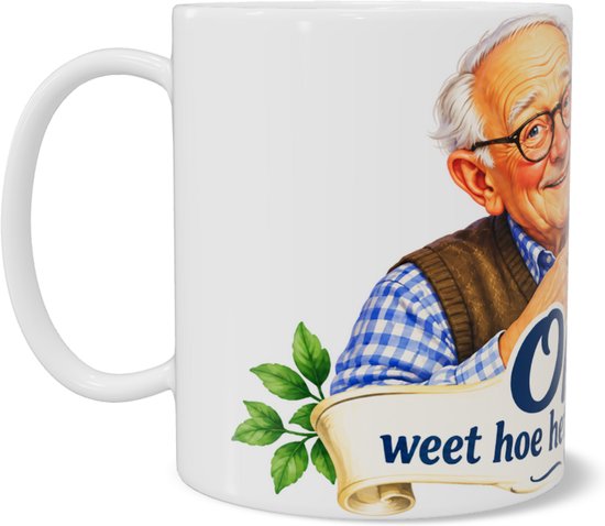 Witte mok met een lachende opa, groene blaadjes en tekst op een lint 'Opa weet hoe het vroeger was!'.