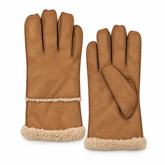 Bruine suède handschoenen met beige fleece rand, witte achtergrond. Eén paar staat rechtop, het andere ligt.