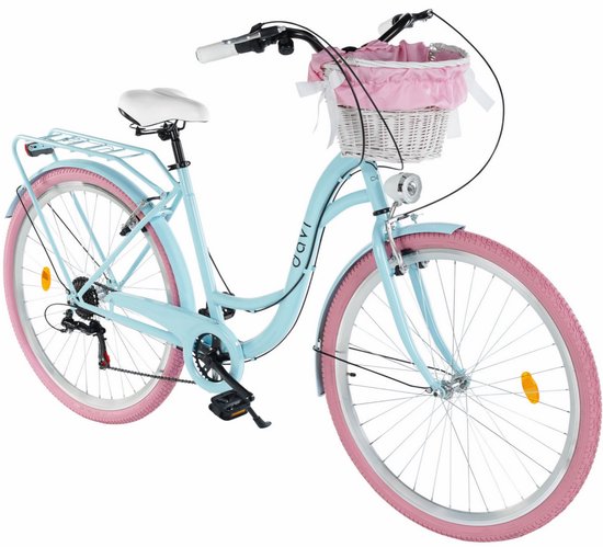 Lichtblauwe Davi damesfiets met roze banden, wit zadel, bagagedrager en een witte rieten mand met roze voering.