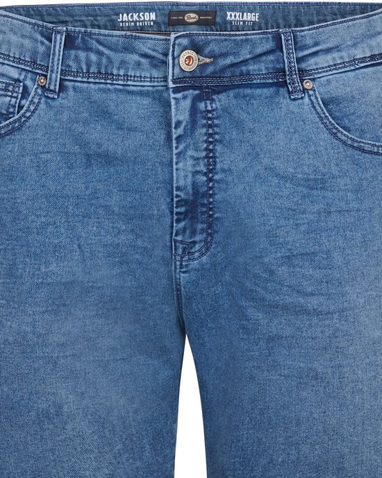 Blauwe jeans short met knoopsluiting en 'Jackson Denim Driven' label aan de binnenzijde.