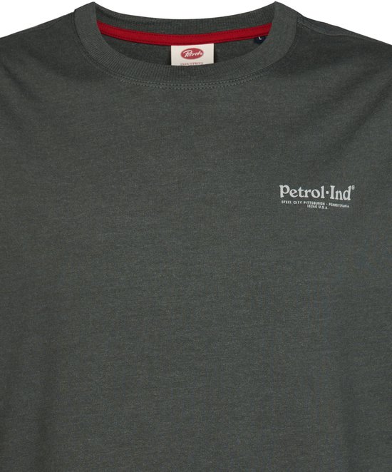 Donkergroen T-shirt met ronde hals, rode bies aan de binnenkant en wit 'Petrol-Ind' logo op de borst.