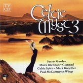Cd-hoes Celtic Myst 3 met een vrouw in een zwarte jurk op een rotsachtig landschap bij zonsondergang.
