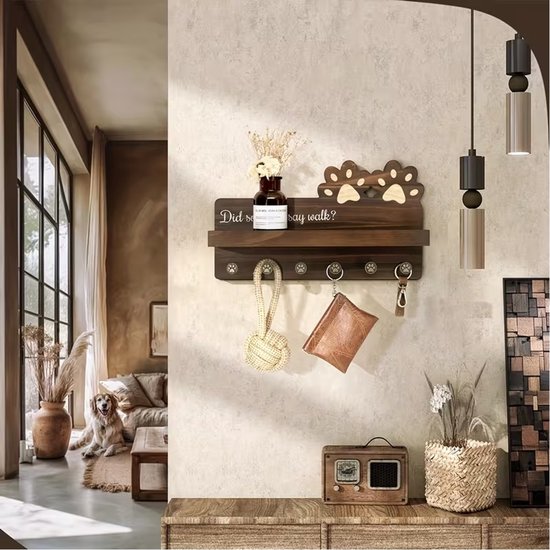 Hondenrek in een modern interieur aan de muur gemonteerd, met riemen en accessoires eraan opgehangen.