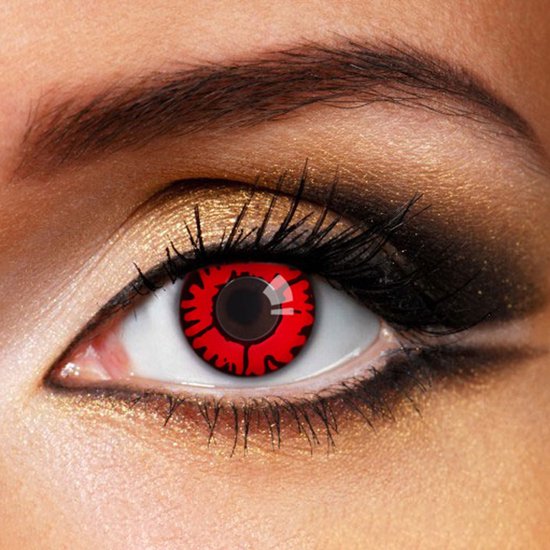 Oog met een rode Partylens® kleurlens en zwarte details, gedragen door een model met make-up.