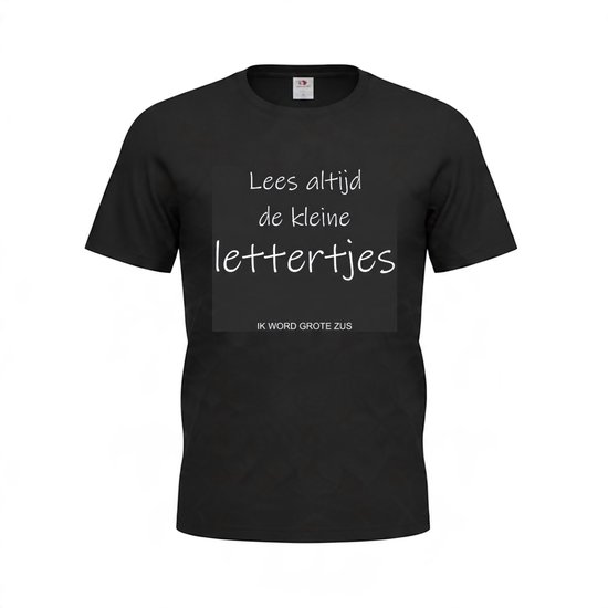 Zwart T-shirt met witte tekst: Lees altijd de kleine lettertjes, IK WORD GROTE ZUS.
