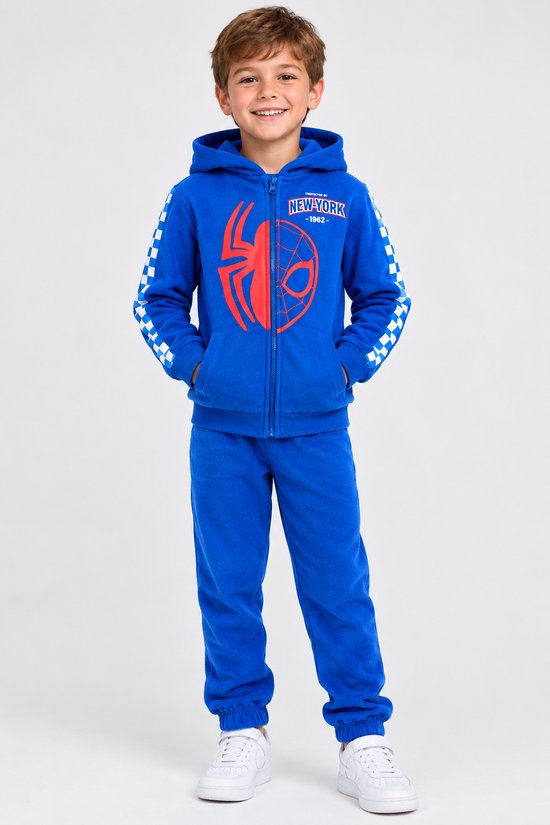 Jongen draagt een blauw Marvel Spider-Man joggingpak met een geruit patroon op de mouwen en een New York-opdruk.