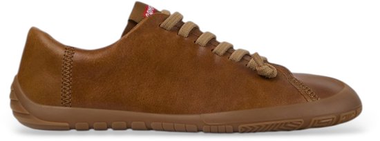 Lage bruine leren sneaker van opzij met gestikte details, platte veters en een doorlopende rubberen zool.