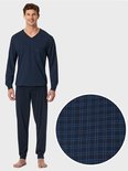 Man in een donkerblauwe pyjamaset met ruitpatroon, inclusief een uitvergroting van de stof.