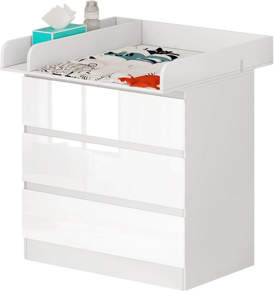Glanzend witte commode met drie laden, een verwijderbaar verschoonblad met een kleurrijk babykleed, doekjes en flesje.