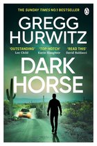 Boekomslag van Dark Horse door Gregg Hurwitz met silhouet van een man op een zandweg en een auto in de woestijn.