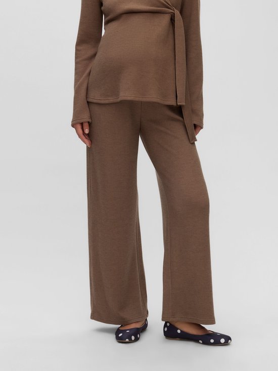 Bruine zwangerschapsbroek met wijde pijpen, gedragen met een bijpassende wikkel-top en donkerblauwe ballerina's met stippen.
