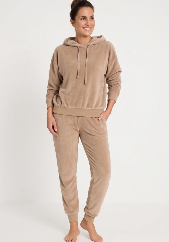 Beige Apollo velours huispak met capuchon, lange mouwen en bijpassende broek, gedragen door een model.