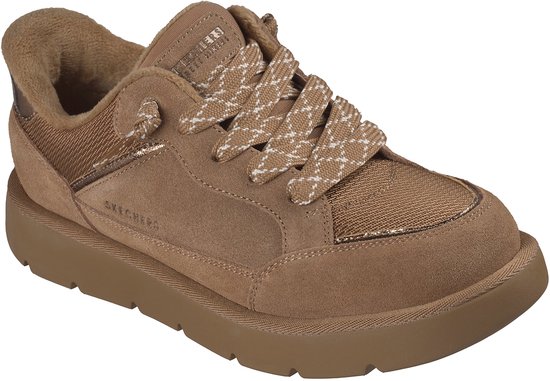 Bruine suède Skechers sneaker met veters, warme voering en zool in dezelfde kleur, schuin zijaanzicht naar links.
