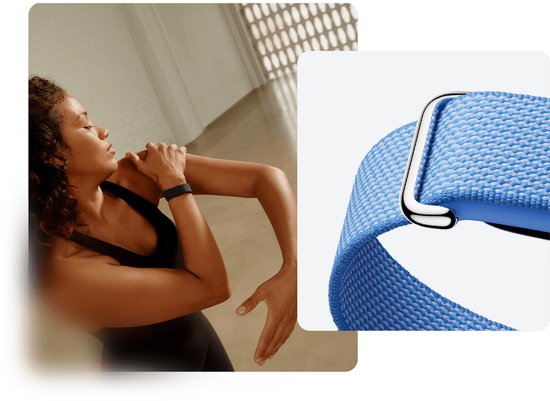 Vrouw in sportkleding met een Fitbit activity tracker om haar pols, close-up van het bandje.